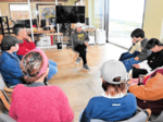 演出家の佐藤さん 対人関係ヒント伝授 大山町のフリースクールで講演