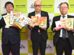 鈴村ふみ氏が選んだ図書寄贈 県立図書館で贈呈式