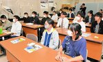 コウノトリ義足事例学ぶ 三田の専門学校義肢装具士科20人 郷公園で課外授業