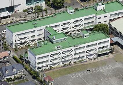 担任の教室侵入、暴行か