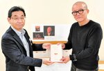 鳥取の集落取材英国詩人作品に 鳥の劇場が詩集出版 市内図書館に贈呈