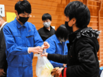 授業で作った自慢の商品販売 白兎養護学校で「にこにこショップ」 400人にぎわう