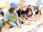 「プニプニしてる」 香住、親子で干しイカ作り