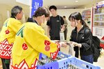朝食取ろう、新米でPR JA鳥取西部、鳥大学生におにぎり配布