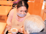 業務にゆとり 〝壁〟も実感 みかたこぶしの里 外国人職員受け入れ1年 定着へ環境改善に腐心
