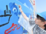 巨大ケーソンに海や港、鳥取をテーマにした絵 賀露小5年生が描く