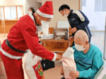 一足早いクリスマス 松の聖母学園の利用者らにプレゼント贈る