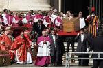 ローマ教皇葬儀、40万人が別れ