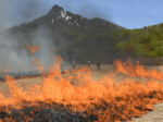 芽吹きを促す白い煙 鏡ケ成で山焼き