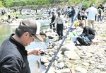 釣り、つかみ取り 大物捕まえ笑顔 国府で5年ぶりフェスタ