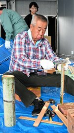 ボランティアら竹割り作業に汗 鹿野・鳥の劇場新施設に利用