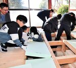公民館断熱「任せて」 妻波、住民がDIYで改装