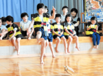遠くに飛んでけ! 4年ぶり「ゲタ飛ばし大会」へ 境港JCなど 幼稚園に練習用品寄贈