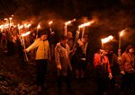 1000人練り歩き「炎の川」 大山で夏山開き前夜祭
