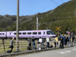 沿線鉄道ファンでにぎわう スーパーやくも色ラストラン直前の週末