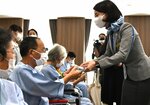 「幸せ」のスズランをプレゼント 全日空客室乗務員が鳥取赤十字病院で