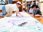 日南の自然 巨大壁画に 画家・朝倉さん 子どもたちのアイデア基に
