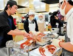 カニの殻の硬さに苦戦 境港総合高生が調理実習