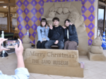 サンタやトナカイ砂丘を駆ける 砂の美術館でクリスマス砂像お披露目
