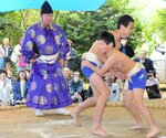 勝ち名乗りに大喝采 第38代木村庄之助さん(出雲出身)来場 児童の取組裁く 布弁神社で布部相撲大会