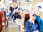 鳥取横断列車で「乾杯」 地元ビールと料理満喫の旅