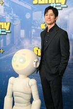 西島秀俊、米国へ本格進出 ロボットとの演技で「未開拓の心の領域」 アップルTV+ドラマ「サニー」