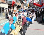 菖蒲綱引き500人熱狂 湯村温泉まつり 鏡開きなど4年ぶり復活
