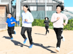 一流の走り方教わる 北京五輪・女子5000メートル代表の小林さん 香住小で陸上駅伝教室