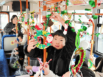クリスマスムードを楽しんで 用瀬小児童らがバス車内を飾り付け