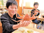 セコガニおいしい! 新温泉の給食にお目見え