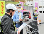 ライト、早めに点灯を 美方署と新温泉町 合同で交通安全街頭啓発