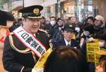 俳優の小手伸也さん、一日署長