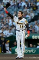 新庄監督が阪神ユニホームで登場