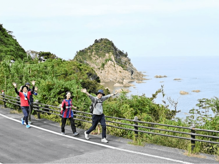 雄大な景色と心地よい潮風を体感 山陰海岸ジオウオーク | 日本海