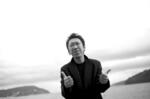 【心へのフォーカス#8】原点の地で柔らかな表情 釜石の海岸に立つ布袋寅泰 ハービー・山口