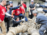 住民ら100人が陣所の「綱からみ」 三朝温泉街で花湯まつり開幕