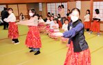 6年生“卒業公演” 練習に熱 新温泉・園児と児童のフラダンスグループ 30日、道の駅浜坂の郷催し出演
