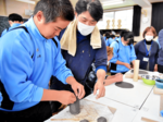 久米中の伝統継承 個性豊かな器制作 1年生が親子で陶芸体験