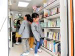 新しい移動図書館車に 区内巡回の「メルヘン21」、小代小で児童にお披露目