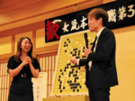 注目の対局を一目 女流本因坊戦大盤解説会に大勢の囲碁ファン