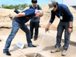 塀跡発掘現場を公開 北側は「掘立柱塀」 大御堂廃寺跡