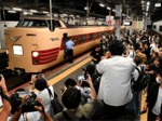 【写真グラフ】381系 多くのファンに見守られ 晴れやかラストラン