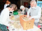 子ども時代を思い出し 新温泉の高齢者施設 ラッキョウの根切り