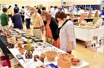 お気に入り探し熱心に 陶芸・民芸手しごと展 きょうまで