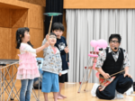 大道芸ショーに親子連れ大喝采 こどもの国