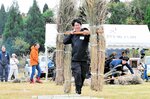 ススキカヤ運び熱戦 上山高原でエコフェスタ イヌワシ講義など50人参加