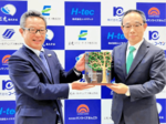 グリーンローンの契約で記念盾贈呈 鳥取銀行が三光HDに