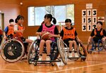 パラスポーツに夢中 児童らが車いすバスケ体験