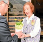 「いつまでもお元気で」 村岡LC 1人暮らし高齢者に花
