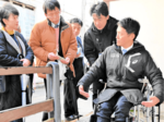 車いす目線で知事視察 ユニバーサルツーリズム推進 関係者と改善点探る 城崎温泉街